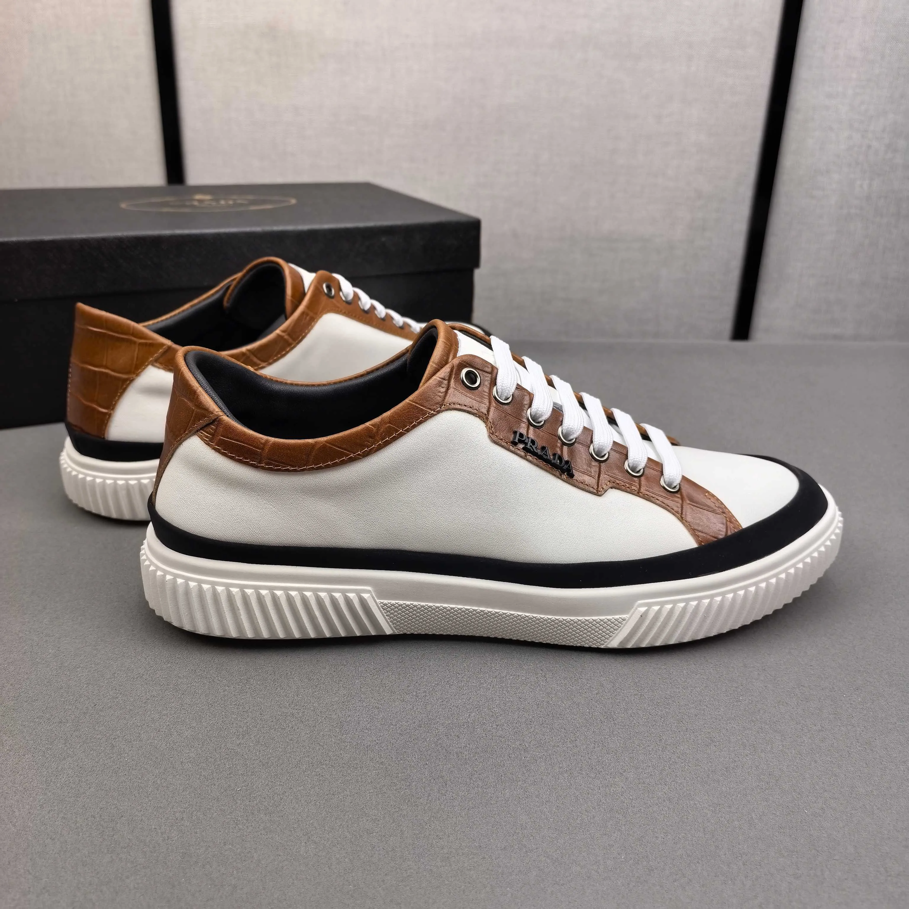 PP420❣️❣️❣️Prada set off the audience! Prada, an international brand that is constantly innovating, this men's casual shoe, the original version, made of cowhide leather at a ratio of one to one at the store, with leather feet and rubber non-slip outsole, breathable and comfortable, quality speaks for itself👄38-44